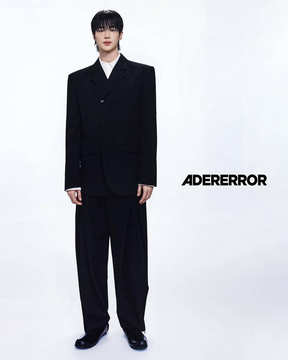 pesona Byeon Woo Seok saat memakai jas