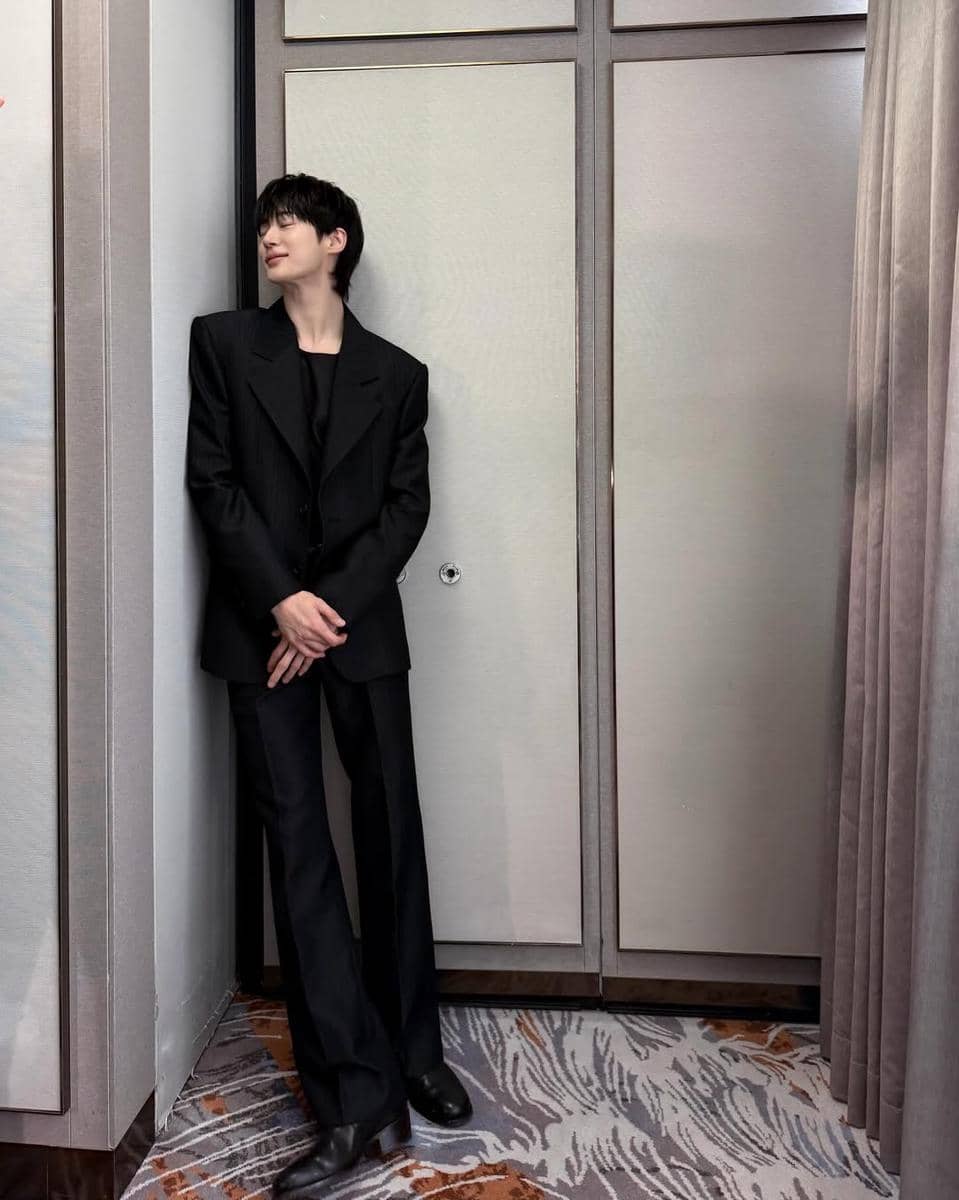 pesona Byeon Woo Seok saat memakai jas