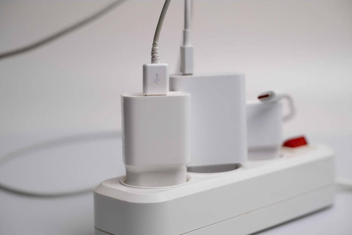 ilustrasi charger handphone