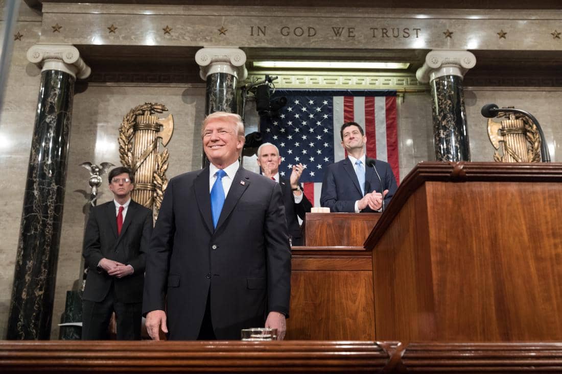 Donald Trump sedang berbicara kepada banyak orang.
