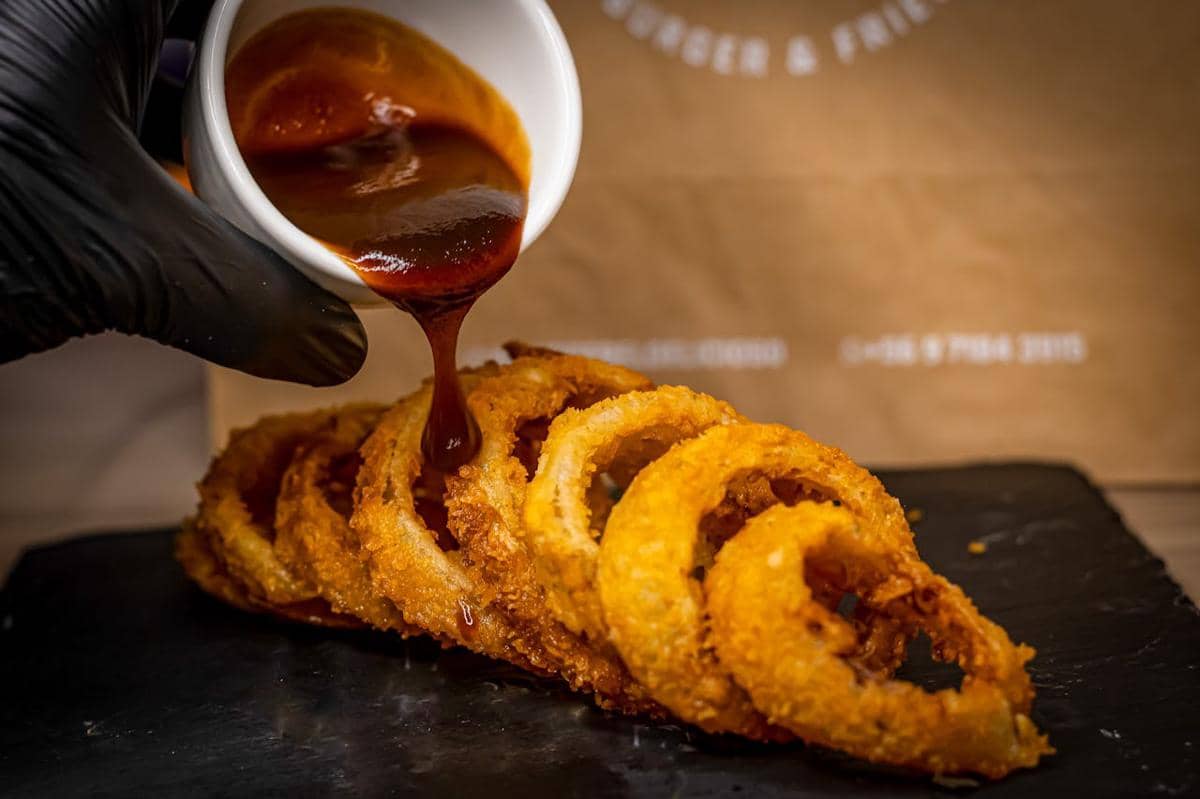 ilustrasi onion rings, bawang bombai