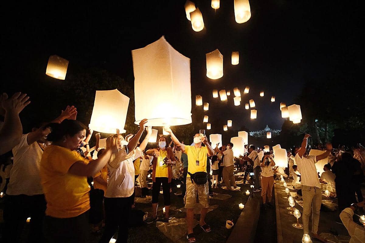Festival Lampion Waisak Borobudur