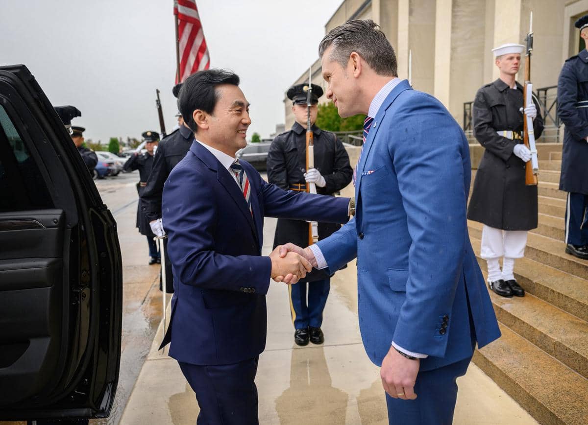 Menteri Pertahanan Korsel Ahn Gyu-back (kiri) dan Menteri Pertahanan AS Pete Hegseth di Washington, pada 11 Mei 2026. (x.com/ROK_MND)