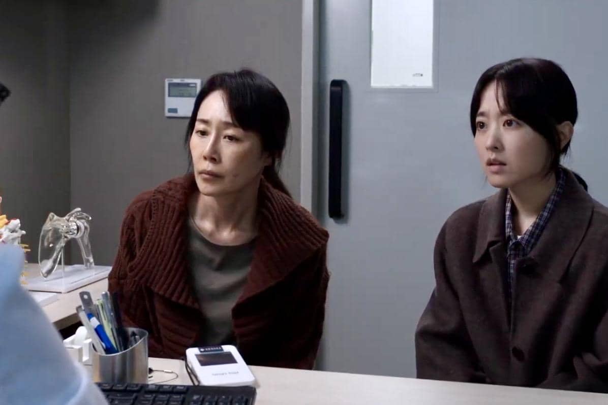 Kim Hee Ju (Park Bo Young) dan Yeo Seon Ok (Moon Jeong Hee) dalam drakor Gold Land 