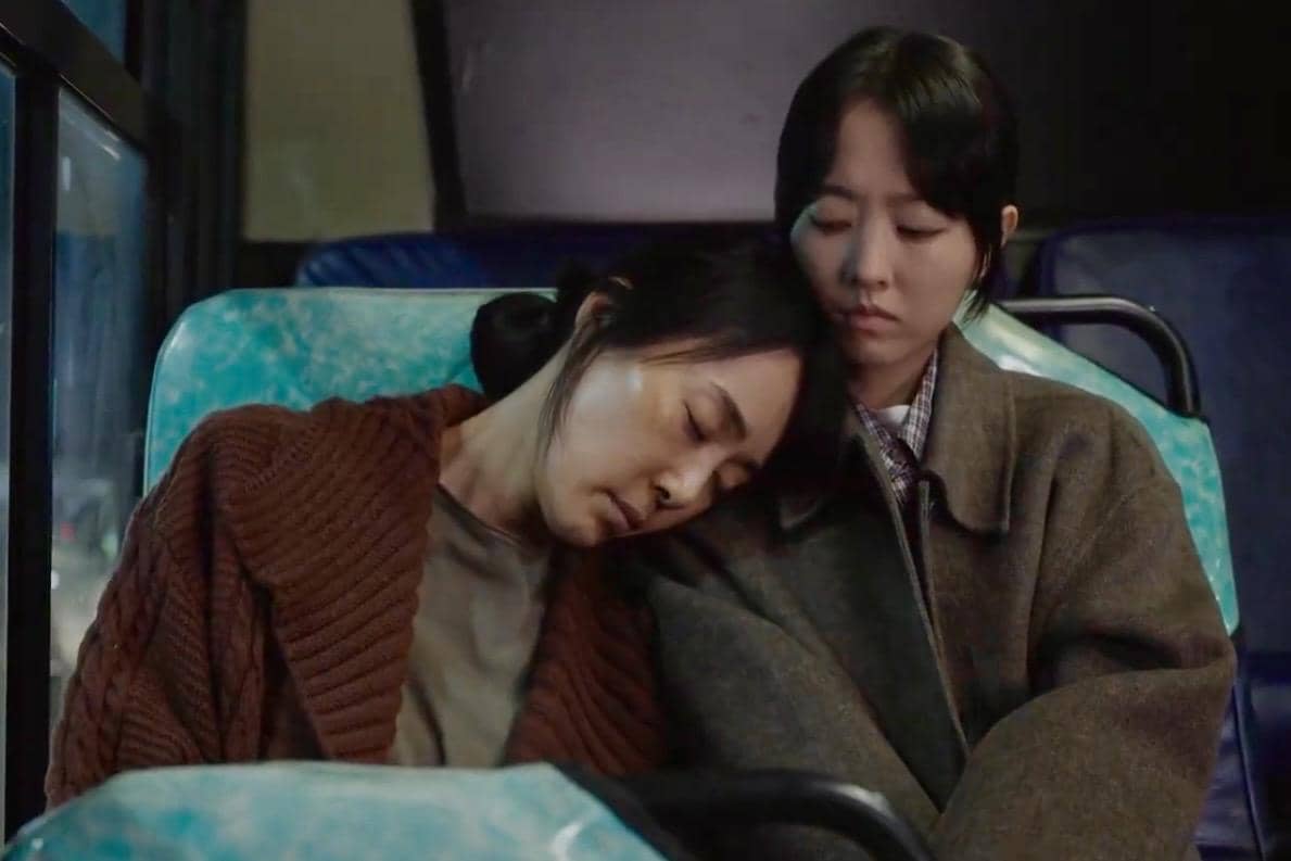 Kim Hee Ju (Park Bo Young) dan Yeo Seon Ok (Moon Jeong Hee) dalam drakor Gold Land 