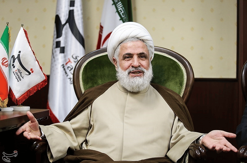 Naim Qassem sedang diwawancara media. 