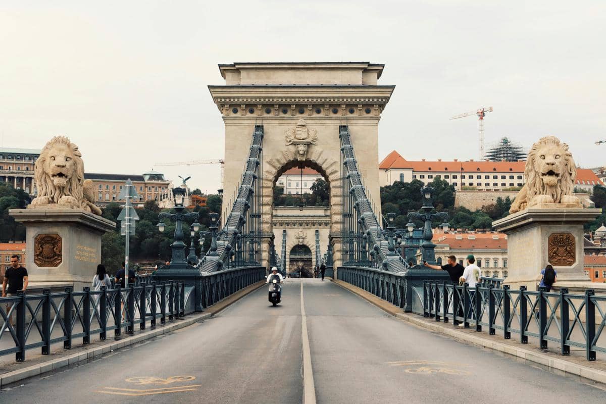 patung singa di pintu masuk Jembatan Rantai Széchenyi menyimpan legenda terkenal di Budapest.