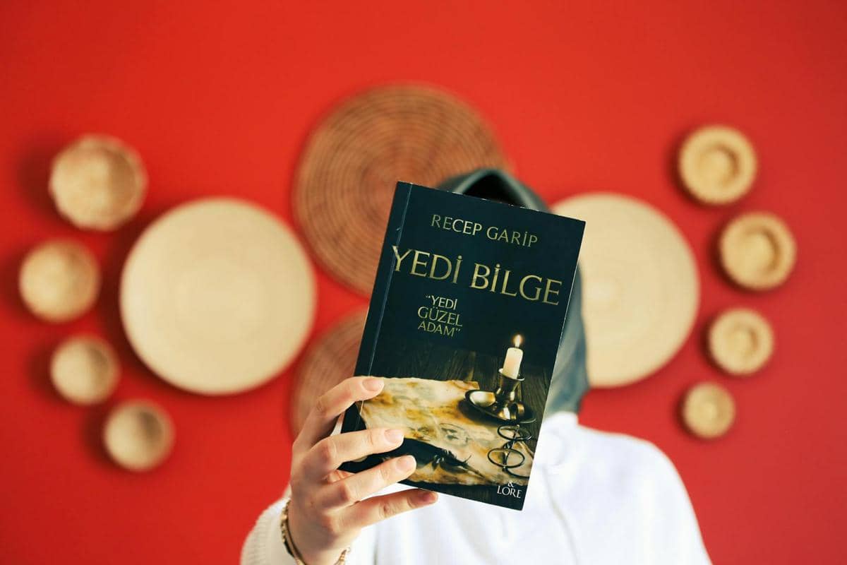 Memegang buku