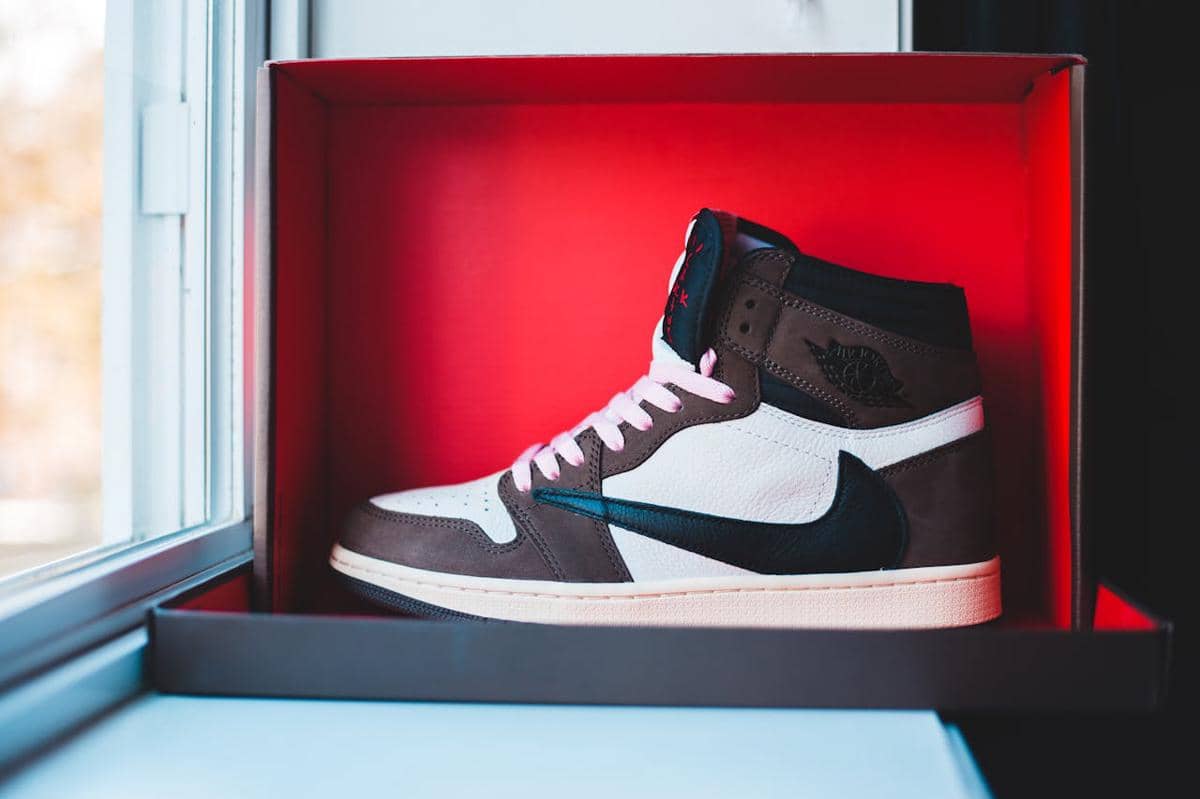 ilustrasi sepatu sneakers