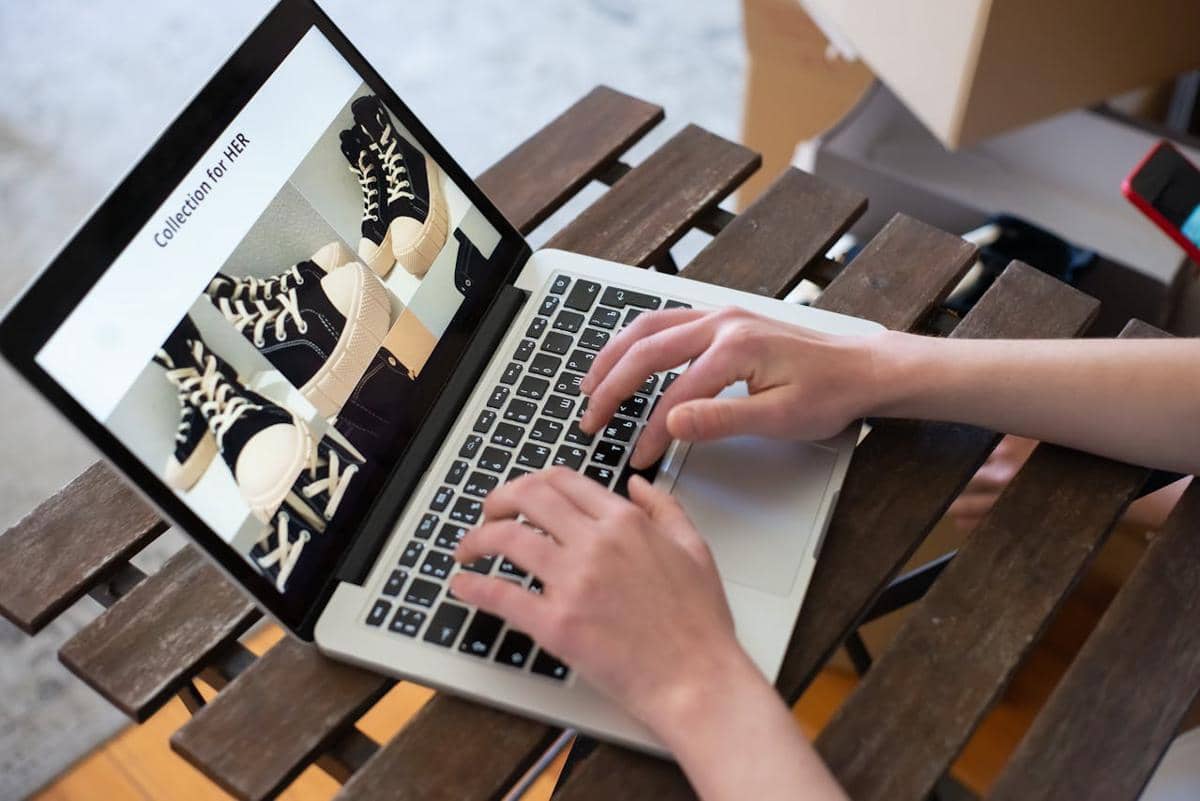 ilustrasi membeli sepatu online