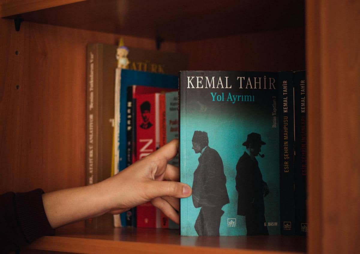 Jobdesk Book Cover Designer, Profesi di Balik Sampul Buku Menarik
