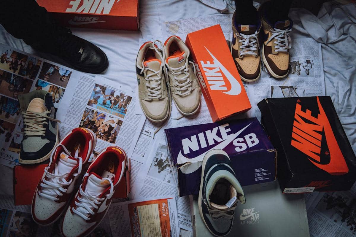 ilustrasi sepatu sneakers