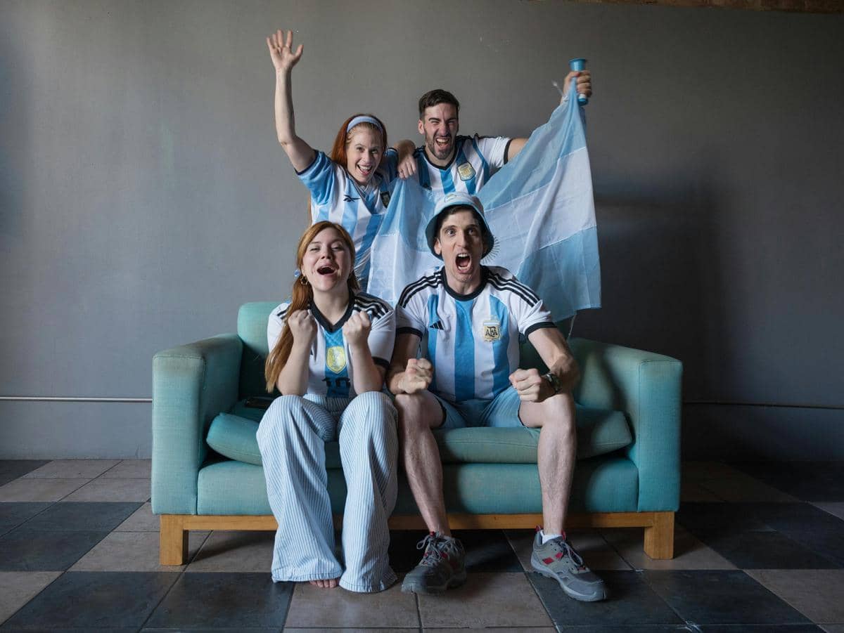 4 Perbedaan Gaya Nobar Piala Dunia Generasi 90-an vs Gen Z