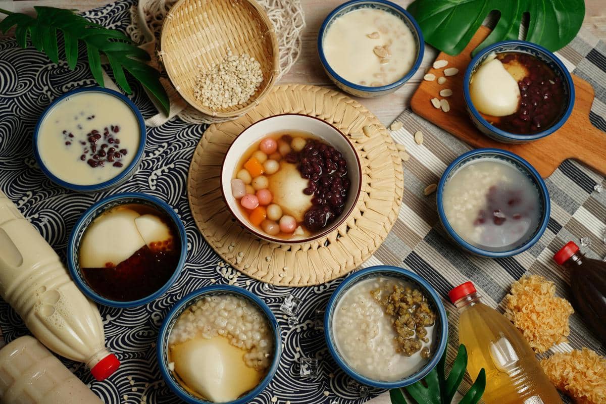 Ilustrasi bubur Madura dengan kuah santan dan aneka topping tradisional khas pasar legendaris Surabaya.