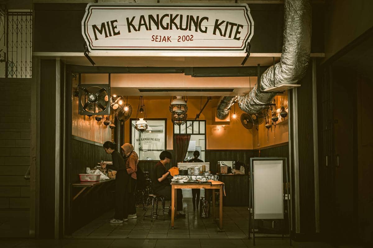 Ilustrasi Distrik Metropolitan kedai mie Bangladesh dengan konsep interior ala rumah lawas.