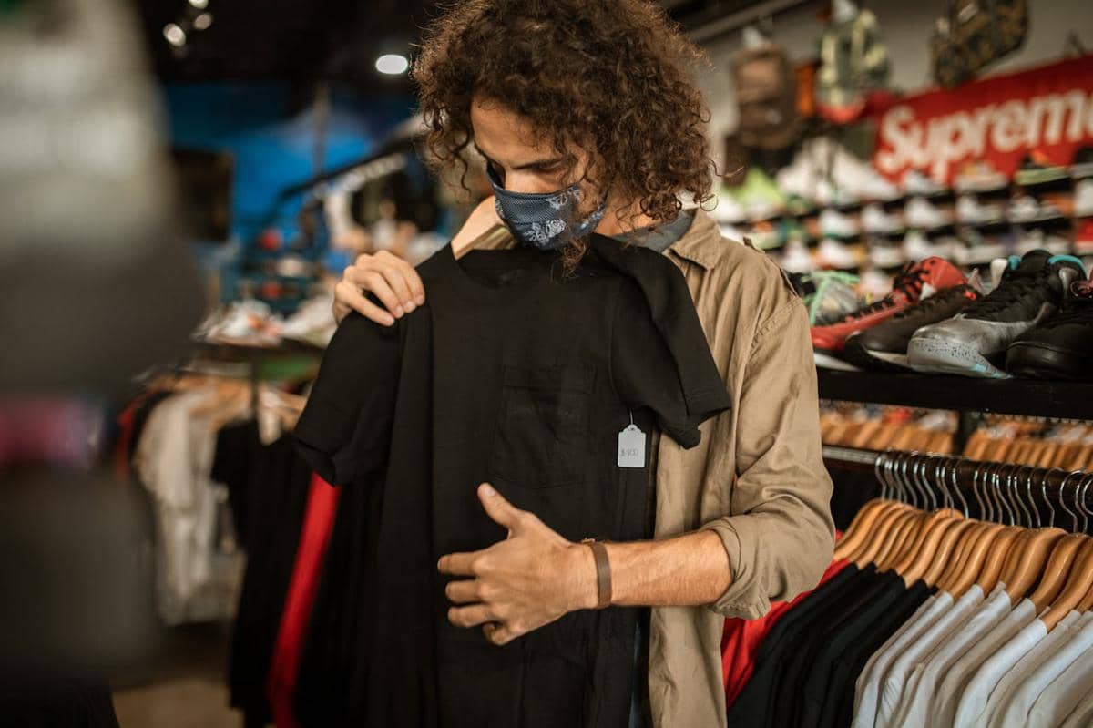 5 Tips Memilih Kaus Polos Berkualitas yang Nyaman dan Gak Mudah Melar