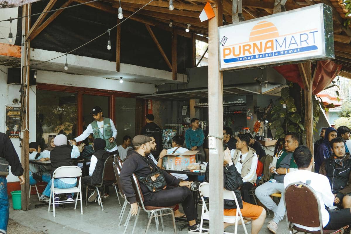 Ilustrasi Kedai Korporat tempat ngopi di area tengah kota nyaman buat nongkrong lama.