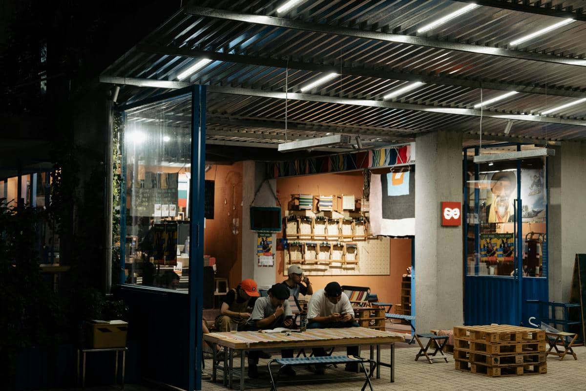 Ilustrasi Moncer Homeground kedai area indoor dan outdoor yang langsung menghadap sungai.