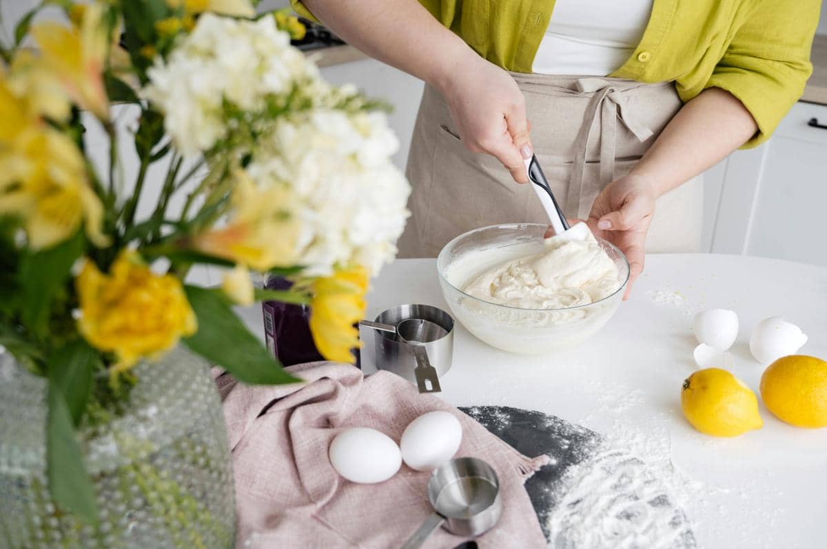 ilustrasi membuat lemon drizzle cake