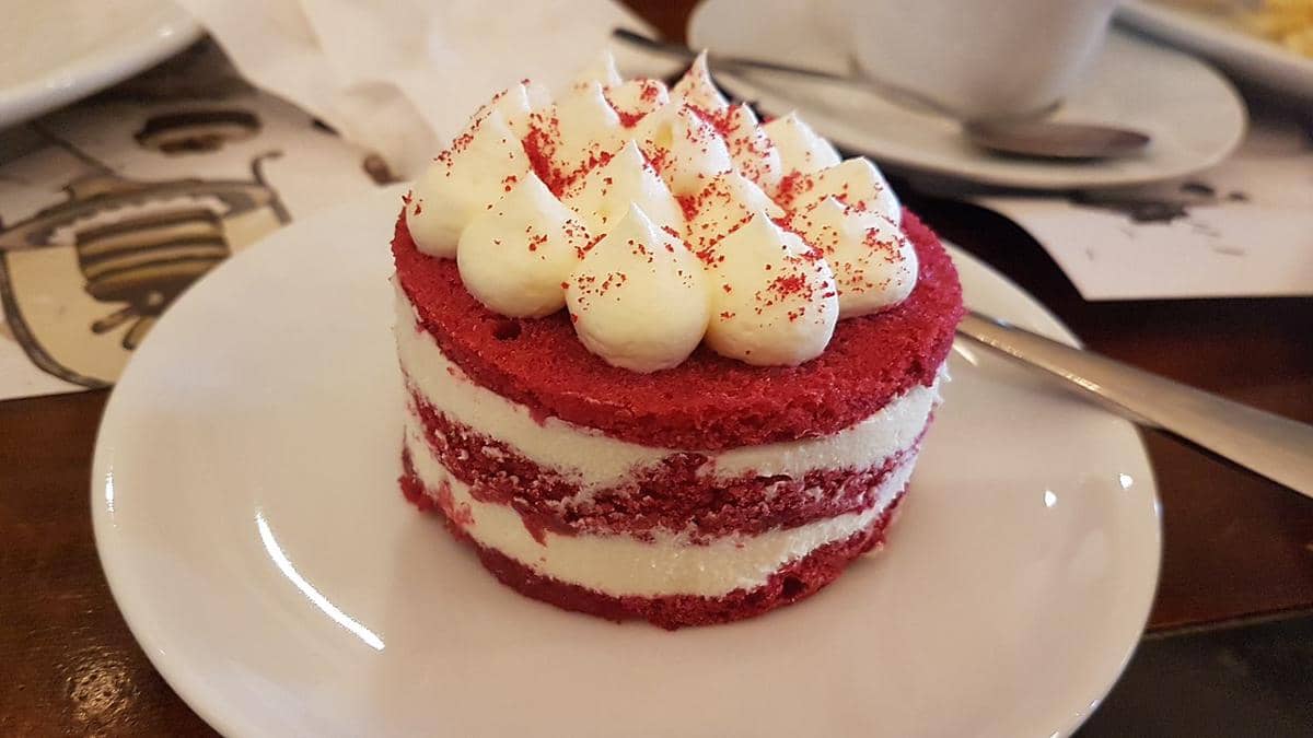 ilustrasi red velvet cake mini