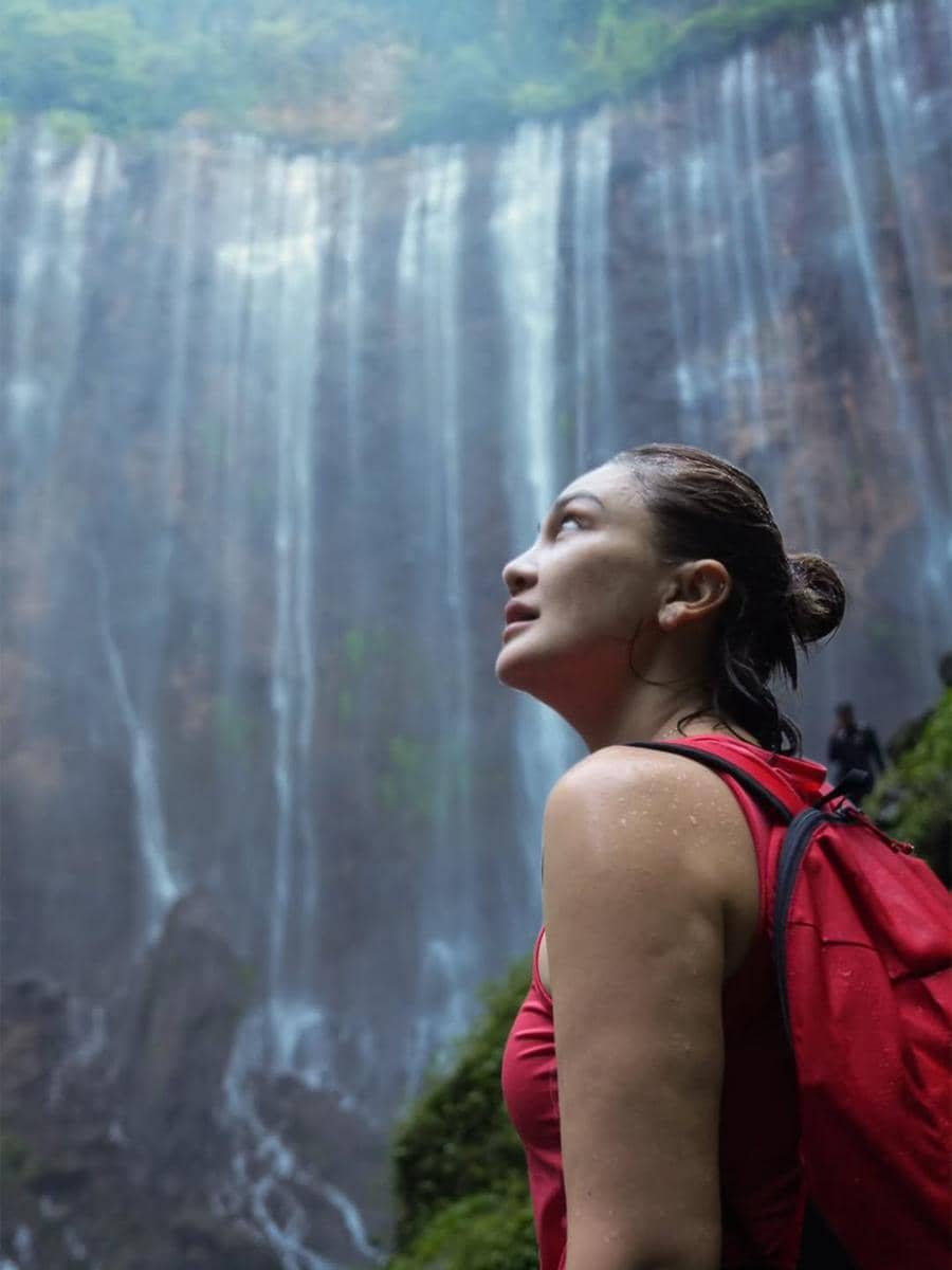 Luna Maya menikmati indahnya air terjun Tumpak Sewu, Lumajang