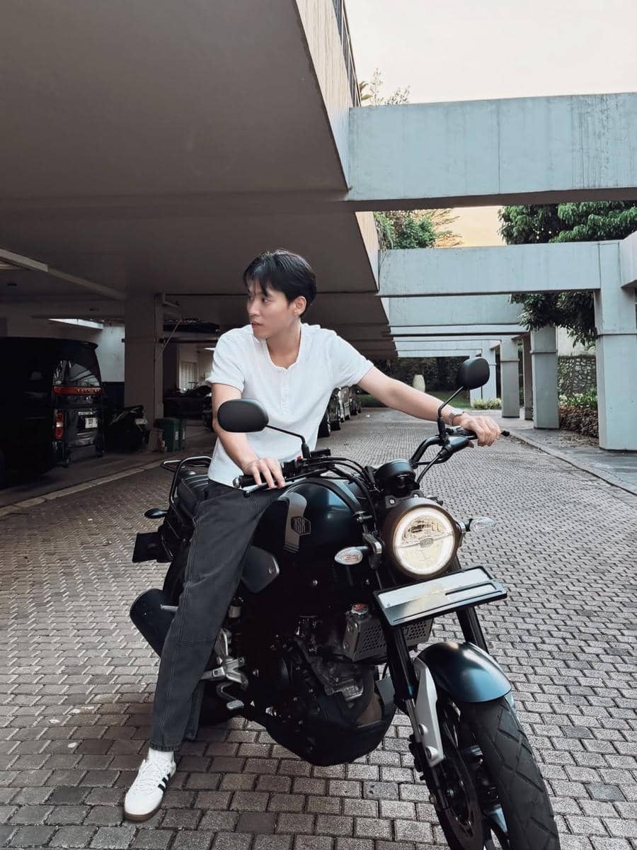 Na Daehoon dengan motor barunya yang bergaya klasik