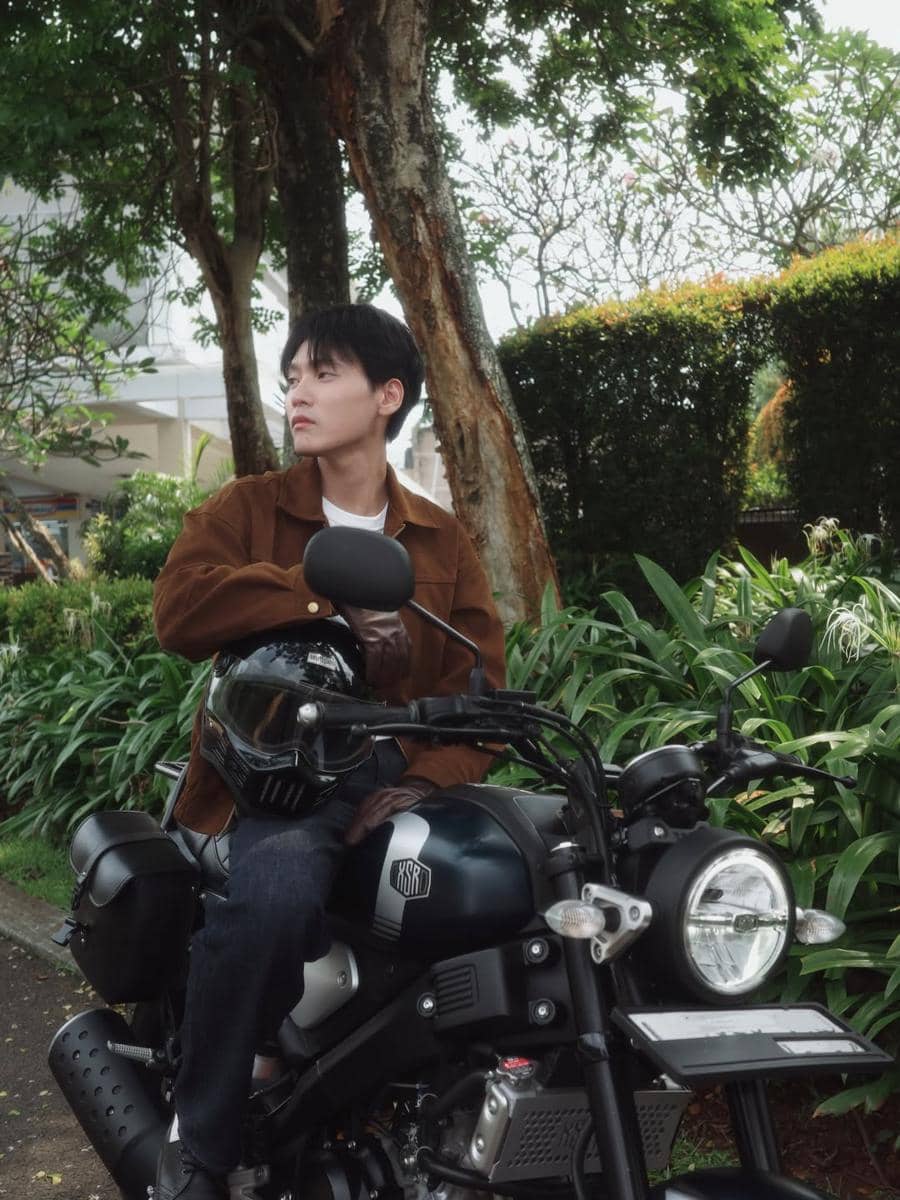 Na Daehoon dengan motor barunya yang bergaya klasik