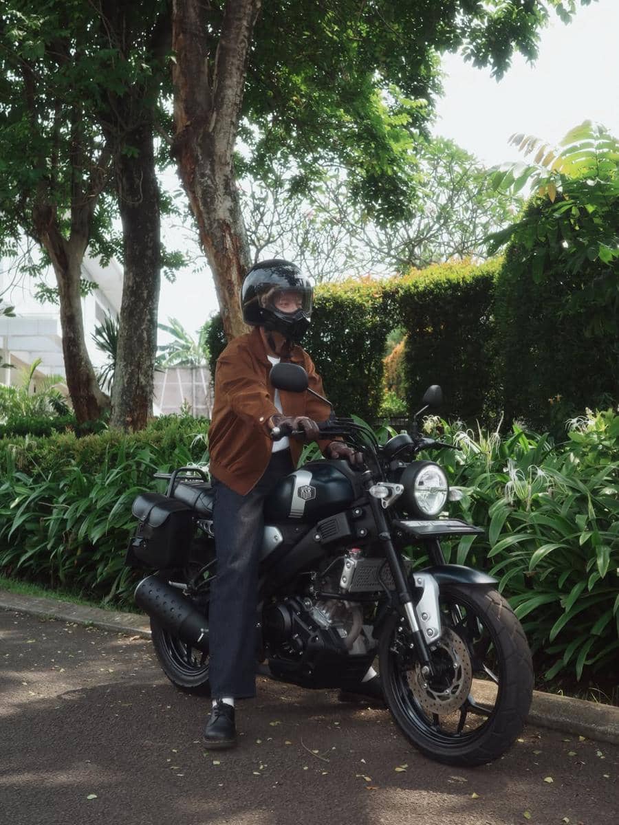 Na Daehoon dengan motor barunya yang bergaya klasik