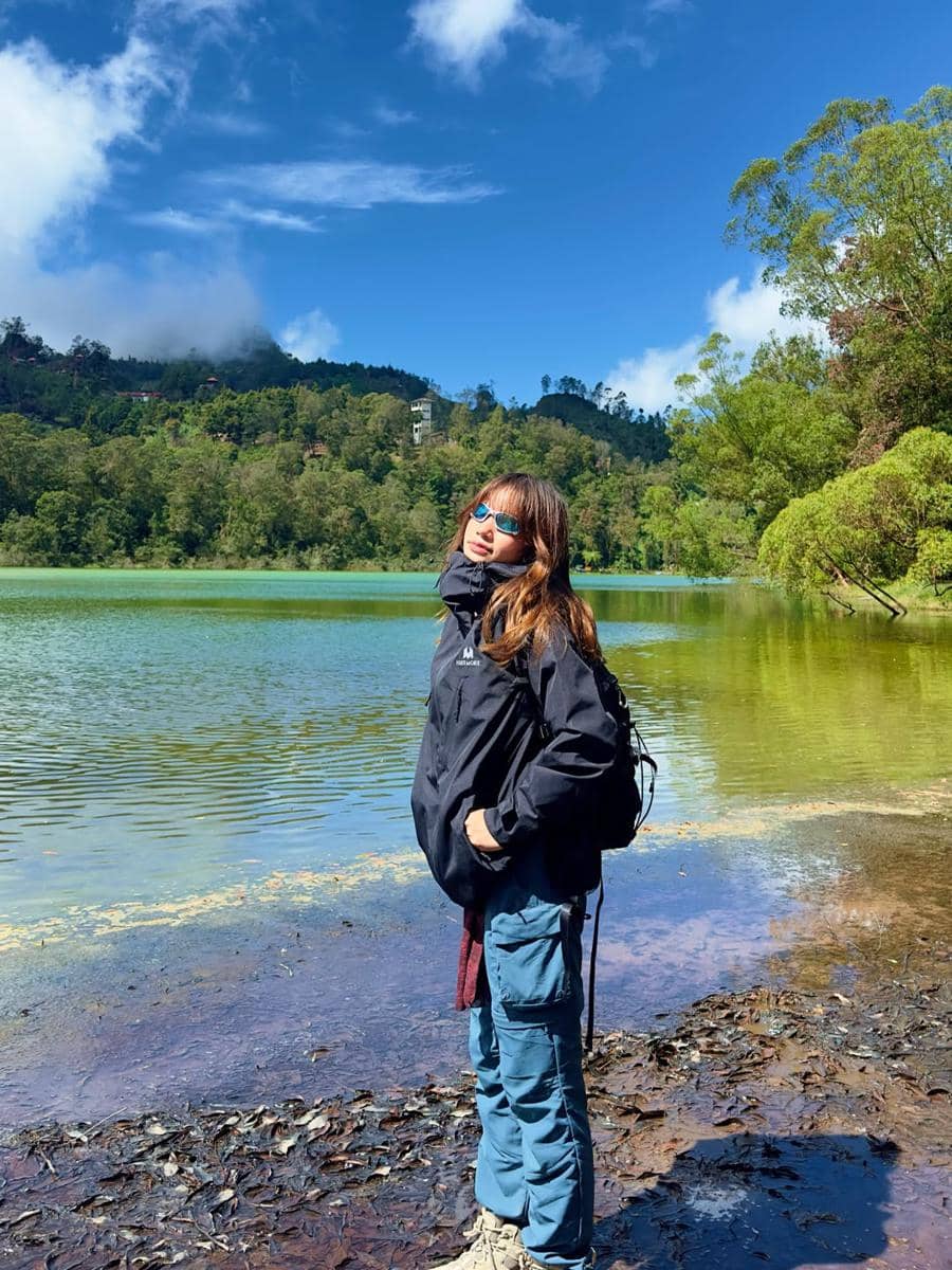 Bella Graceva berlibur ke Telaga Warna