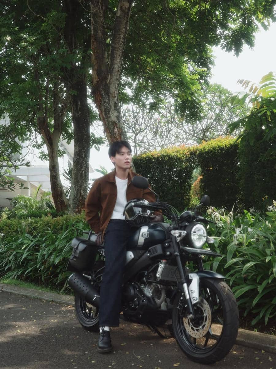 Na Daehoon dengan motor barunya yang bergaya klasik