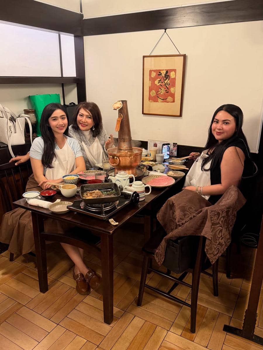 Febby Rastanty berlibur di Jepang bareng mama