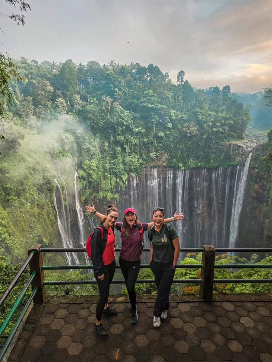 Luna Maya menikmati indahnya air terjun Tumpak Sewu, Lumajang