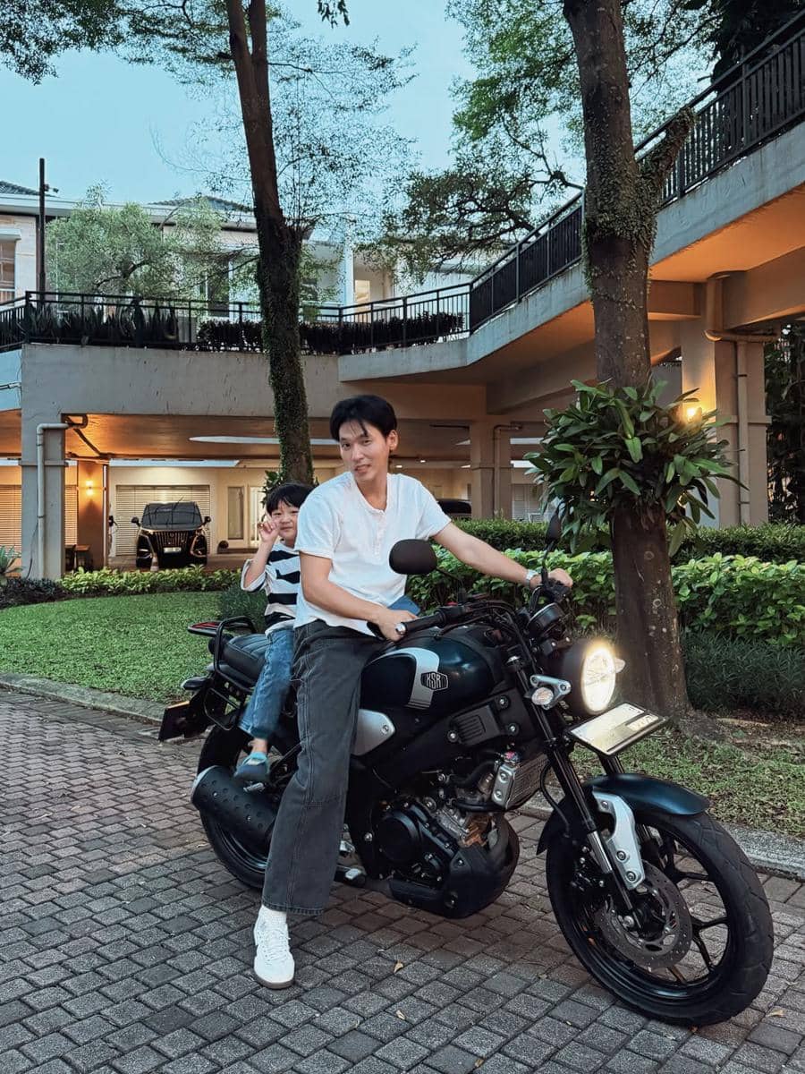 Na Daehoon dengan motor barunya yang bergaya klasik