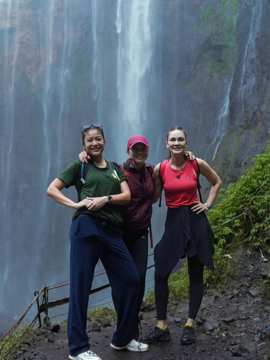 Luna Maya menikmati indahnya air terjun Tumpak Sewu, Lumajang