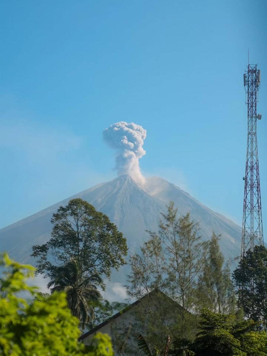 Luna Maya menikmati indahnya air terjun Tumpak Sewu, Lumajang