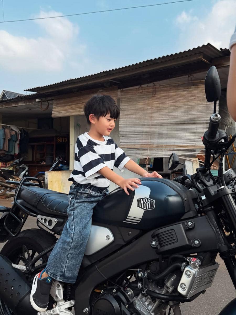 Na Daehoon dengan motor barunya yang bergaya klasik
