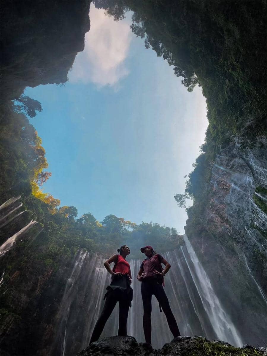 Luna Maya menikmati indahnya air terjun Tumpak Sewu, Lumajang