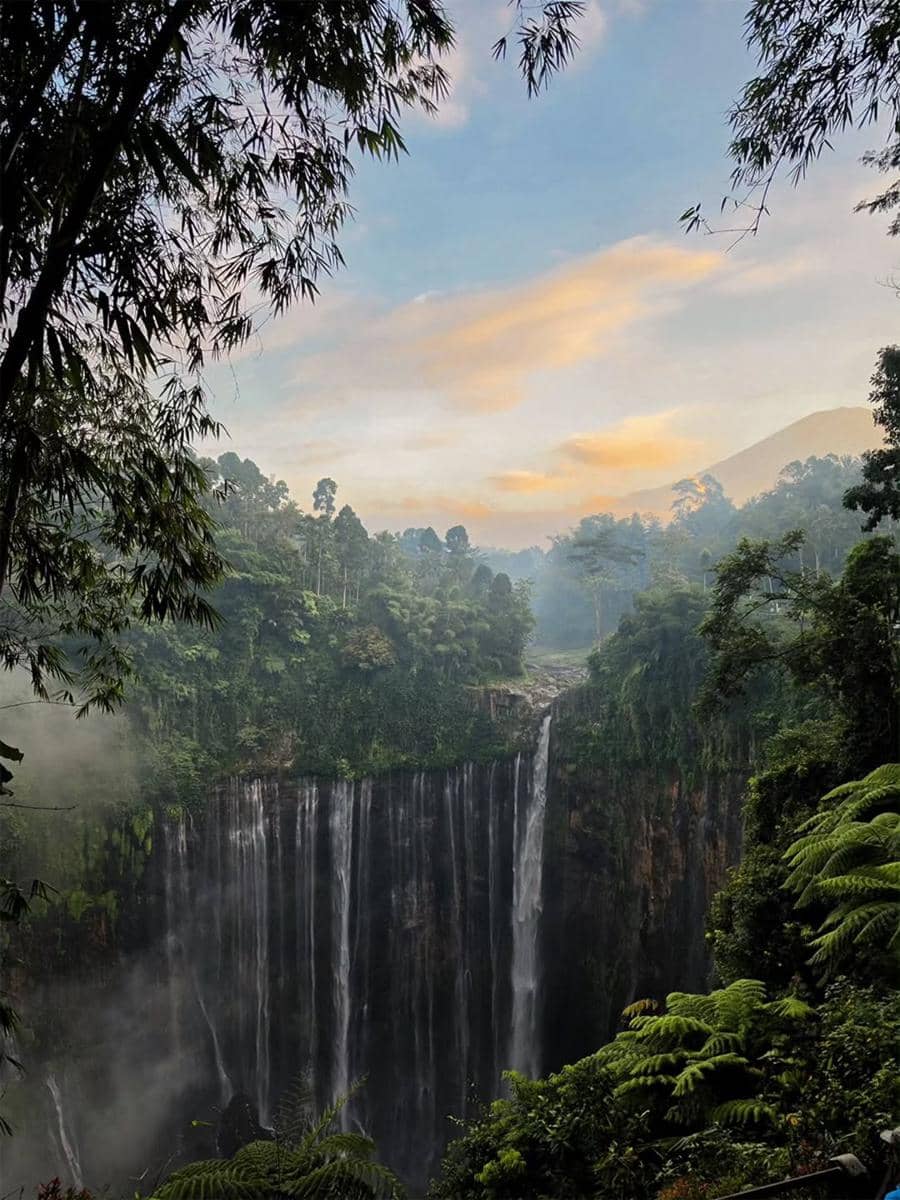 Luna Maya menikmati indahnya air terjun Tumpak Sewu, Lumajang