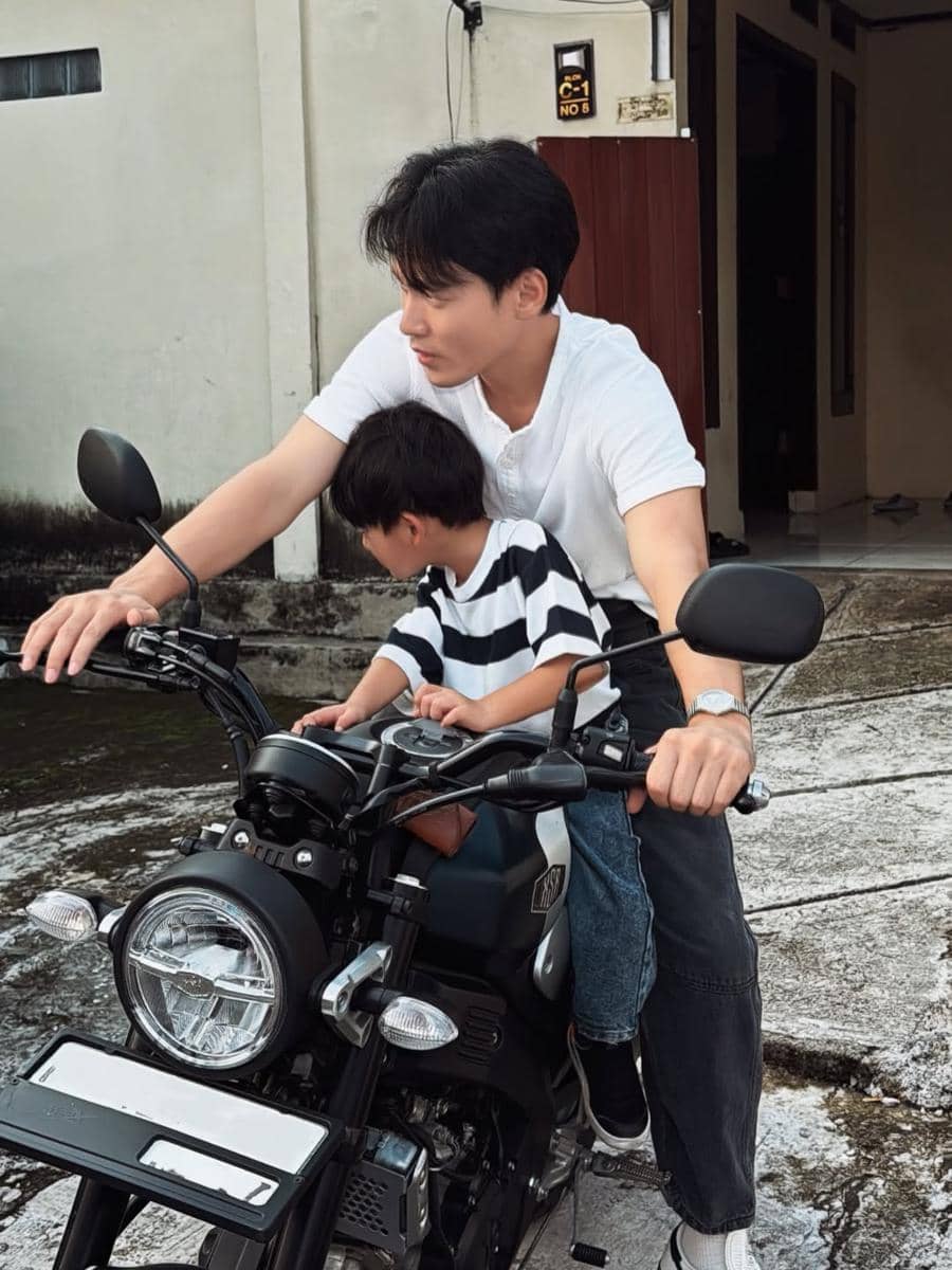 Na Daehoon dengan motor barunya yang bergaya klasik