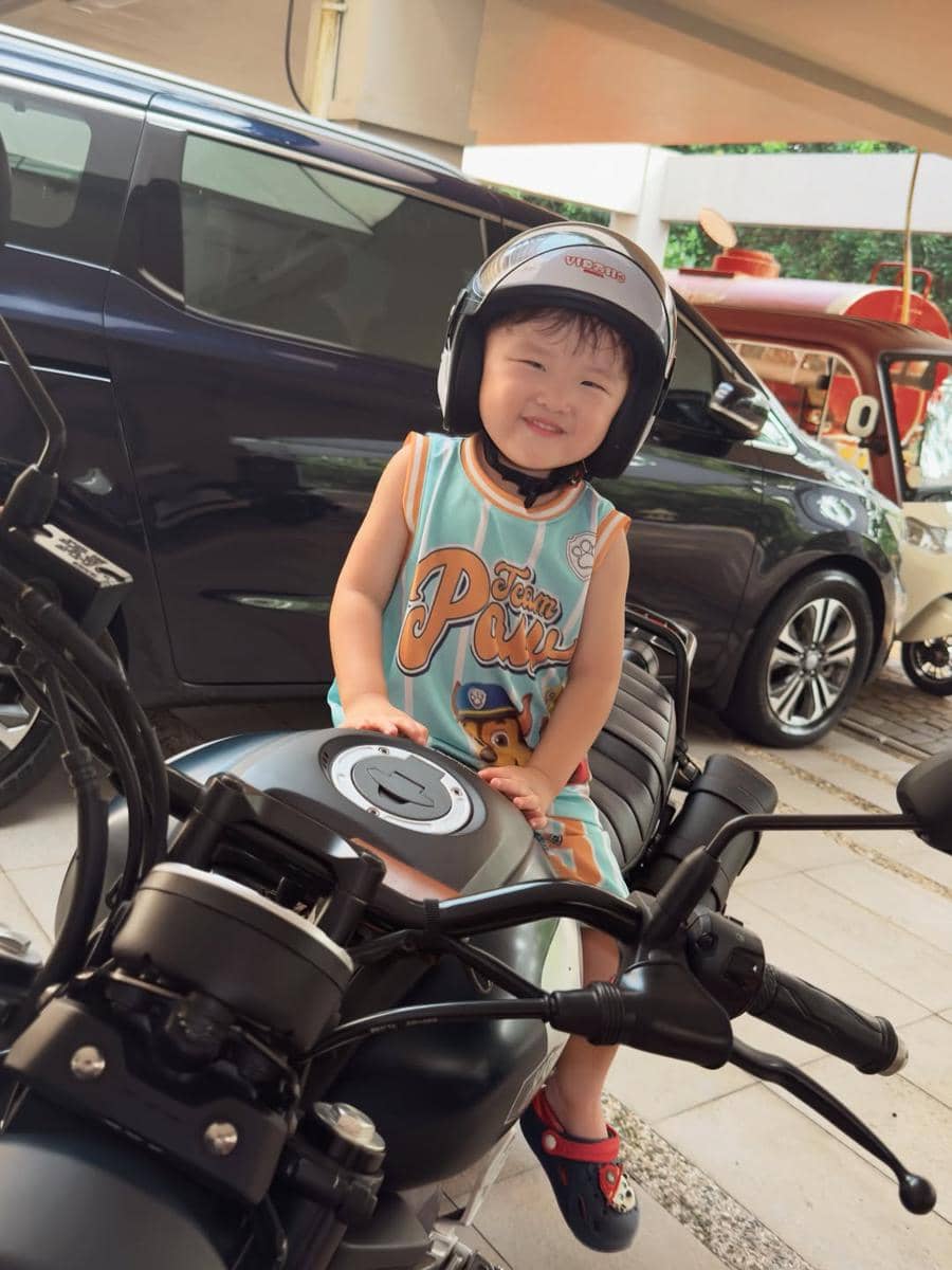 Na Daehoon dengan motor barunya yang bergaya klasik