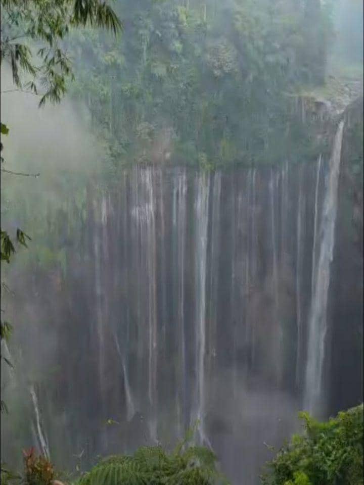 Luna Maya menikmati indahnya air terjun Tumpak Sewu, Lumajang