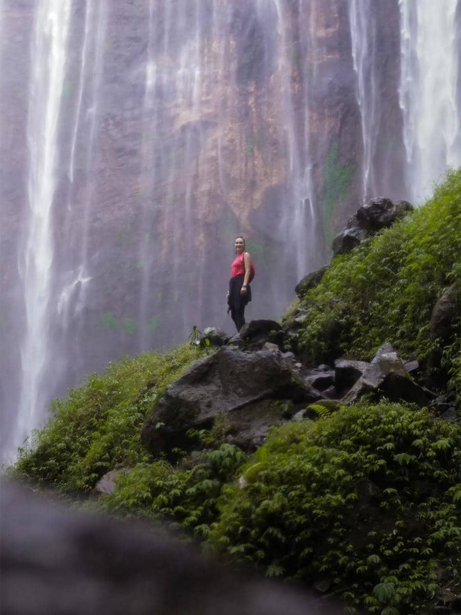 Luna Maya menikmati indahnya air terjun Tumpak Sewu, Lumajang