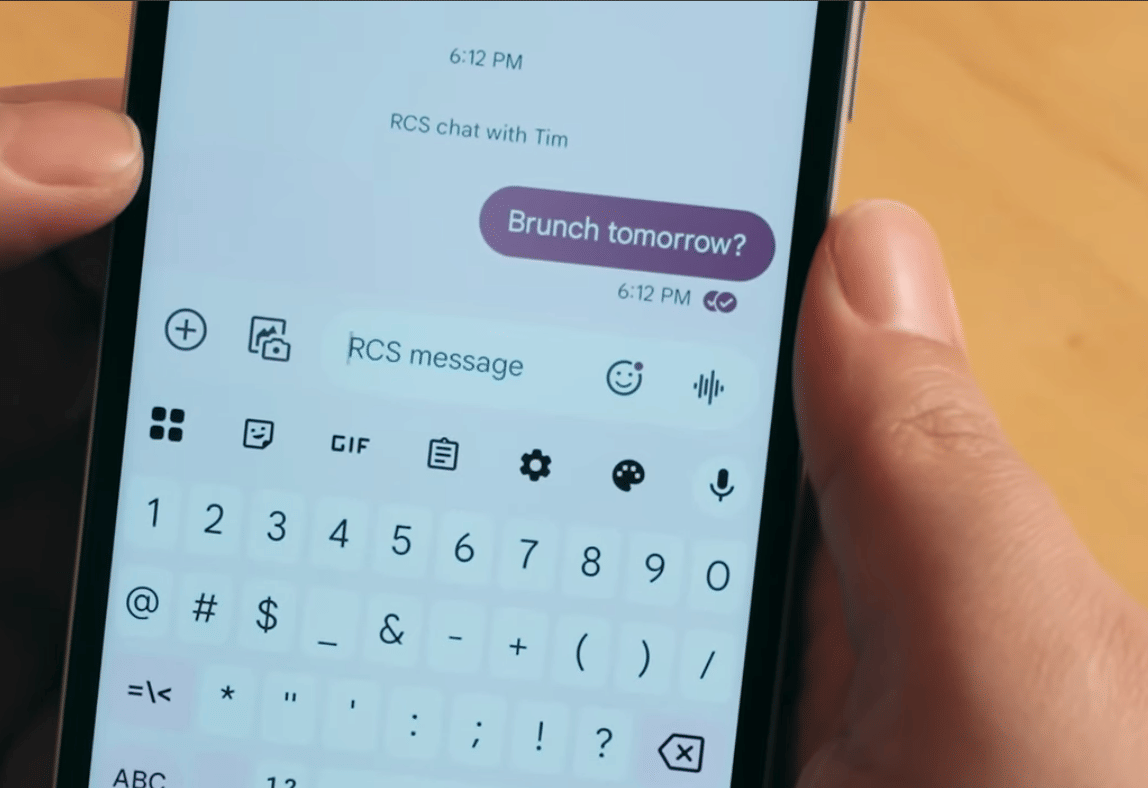 ilustrasi membalas pesan melalui fitur RCS di iPhone
