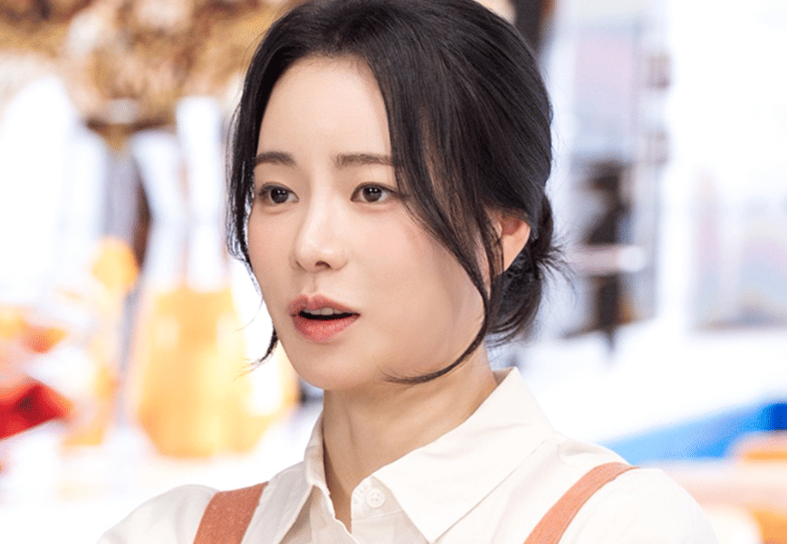 Aktris Korea mengenakan kemeja putih dan tali suspender berwarna oranye dalam cuplikan drama My Royal Nemesis.
