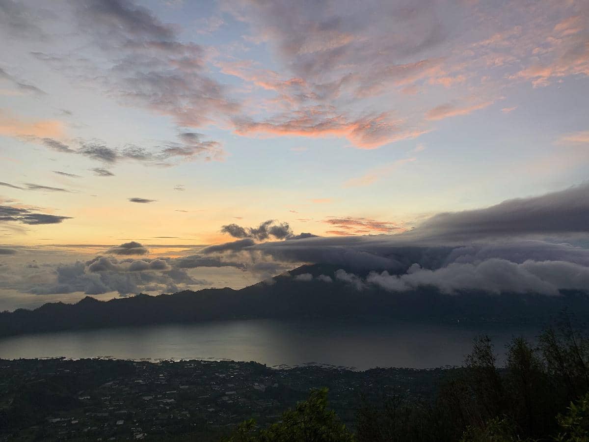 Pemandangan Gunung Batur saat matahari terbit.