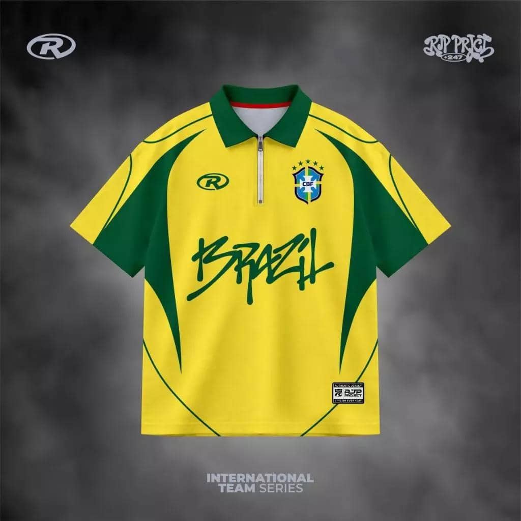Jersey berwarna kuning dengan aksen hijau bertuliskan Brazil di bagian depan, menampilkan desain sporty untuk penggemar sepak bola.
