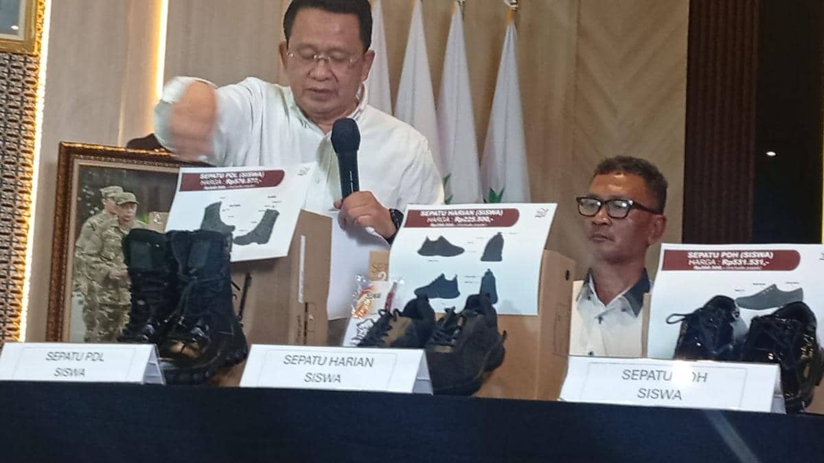 Mensos Syaifullah Yusuf gelar konpers pengadaan sepatu Sekolah Rakyat di Gedung Kemensos Rabu (13/5/2026). 