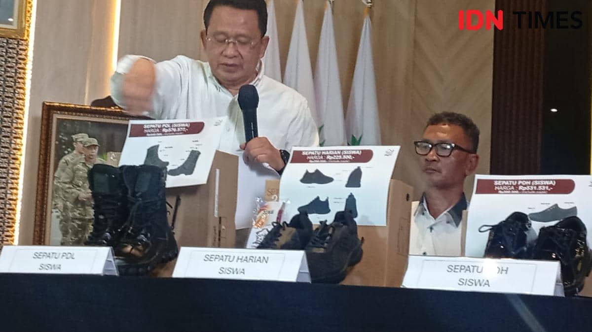 Mensos Syaifullah Yusuf gelar konpers pengadaan sepatu Sekolah Rakyat di Gedung Kemensos Rabu (13/5/2026).