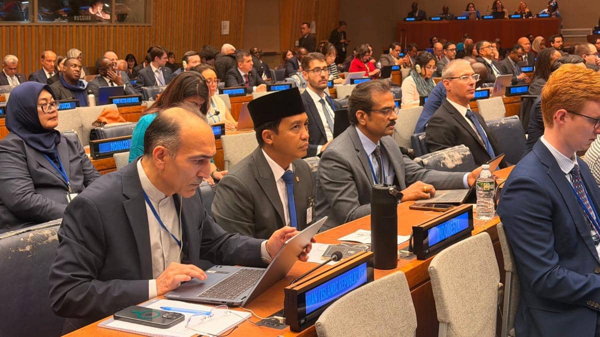 Para delegasi dari berbagai negara menghadiri Sidang ke-21 United Nations Forum on Forests di Markas Besar PBB, New York.