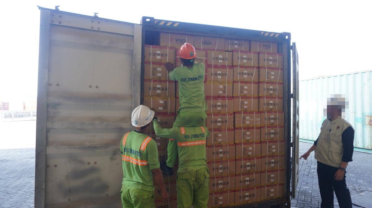 KPK Sita Kontainer Isi Suku Cadang Kendaraan di Tanjung Emas